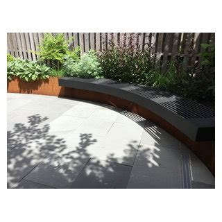 Modern Garden With Curved Corten Border Moderne Terrasse Et Patio