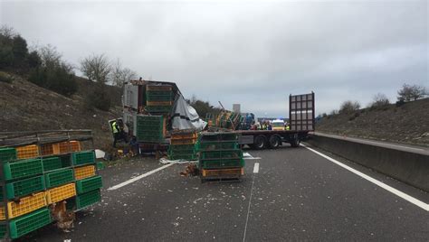 EN IMAGES Un camion à poulets se renverse sur l A29 près d Amiens la