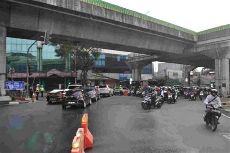 Bikin Macet Dishub DKI Akhirnya Buka Barier Di Persimpangan