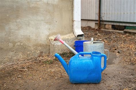 Recogida De Agua De Lluvia En Diferentes Bidones Para Su Uso Posterior