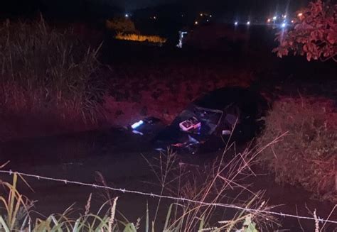 SE 170 três pessoas morrem após carro bater em moto e cair em tanque