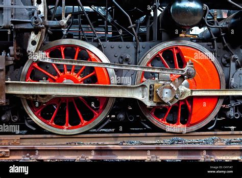 Ruedas De Color Rojo De Una Vieja Locomotora A Vapor De Pie En La Rampa