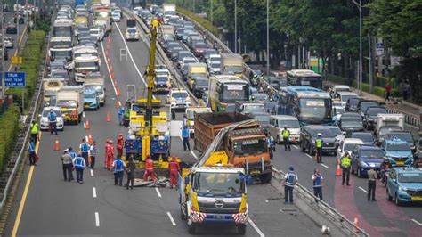 Dua Truk Tabrakan Di Tol Dalam Kota Foto Tempo Co