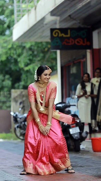 Beautiful Saree Dancing Video