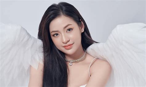 Hot girl Trứng rán cần mỡ lên tiếng khi bị đồn nằm trong đường dây bán dâm của tú ông