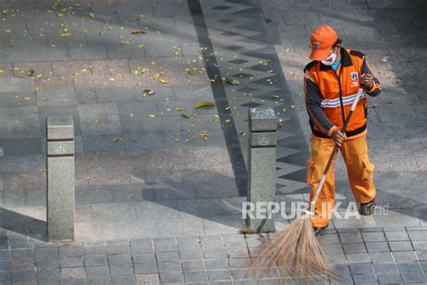 Petugas Kebersihan Di Tangerang Dapat Bingkisan Paket Ikan Republika