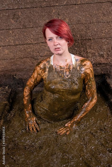 Plakat W Ramie Girl Bathing In Cow Manure In A Manure Channel Krowa