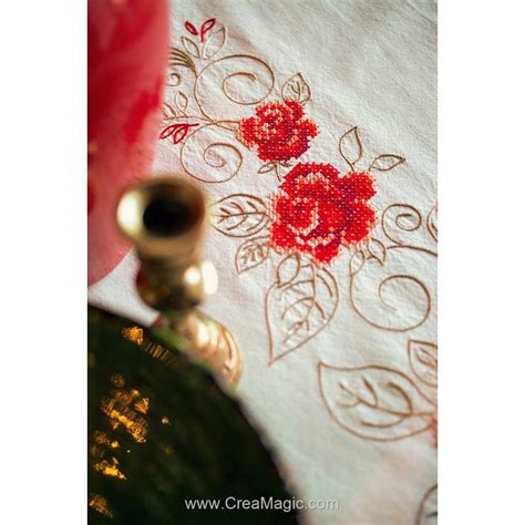 Chemin De Table En Kit Arabesque Rubis De Roses En Broderie