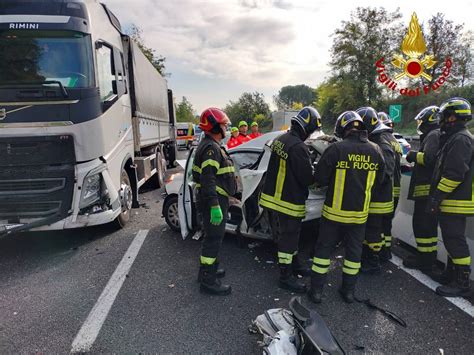 Raccordo Siena Firenze Un Morto A Badesse In Maxi Incidente Tra