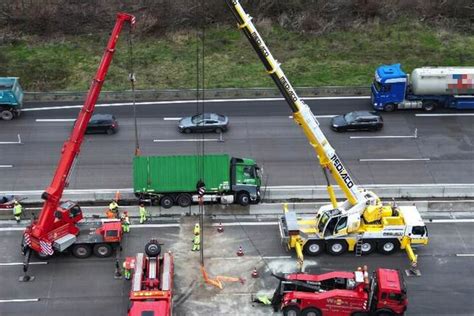 Großeinsatz auf der A5 Laster bleibt in Mittelplanke stecken