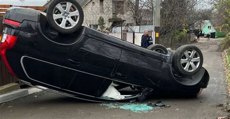 Accident în Capitală Un automobil a ajuns pe trotuar și s a răsturnat