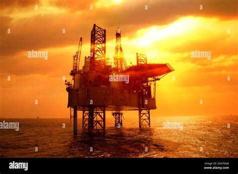 Saudi Arabia Oil Rig Hi Res Stock Photography And Images Alamy