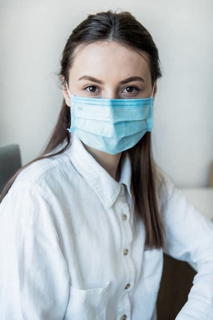 Vista Frontal Cerca De Una Mujer En Gafas Profesional De La Salud Con