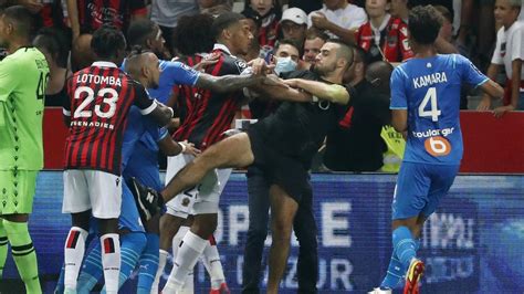 Ultras Del Niza Saltan Al Campo Para Agredir A Los Jugadores Del