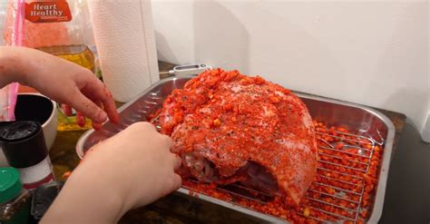 I Made A Flamin Hot Cheetos Turkey It Had A Perfect Crunch But Turned My Hands Orange I