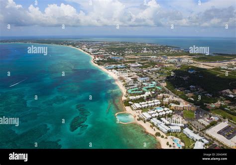 Impresionante vista aérea de la costa de Seven Mile Beach Grand Cayman