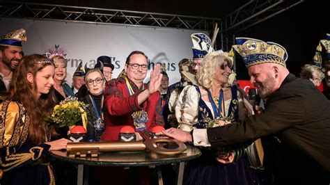 Weiberfastnacht Sturm Aufs Essener Rathaus