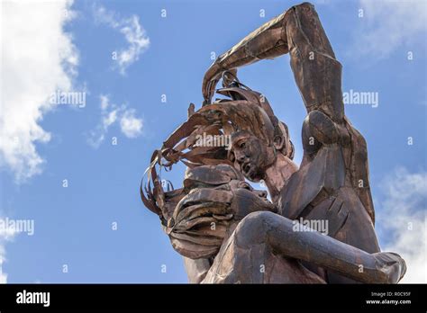 Lovers statue hi-res stock photography and images - Alamy