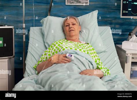 Femme âgée couchée dans le lit d hôpital alors que les signes vitaux et