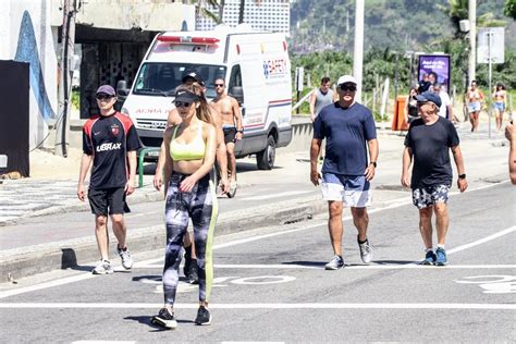 Patrícia Poeta faz rotina de exercícios na orla do Rio de Janeiro