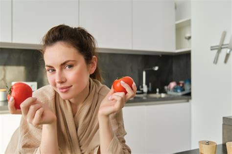 Retrato De Uma Linda Mulher Cozinhando Na Cozinha Cortando Legumes A