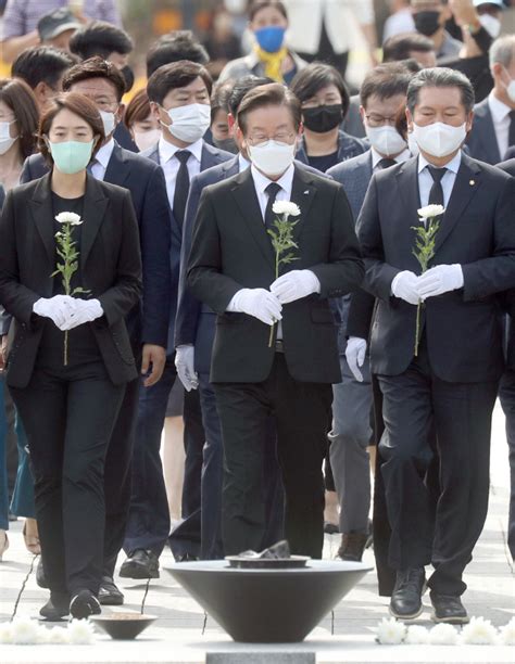 이재명 봉하마을 찾아 故노무현 전 대통령 묘역 참배 아시아투데이