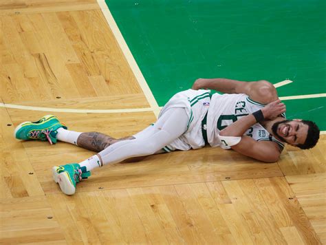 Jayson Tatum suffered a right shoulder stinger in Celtics' Game 3 loss