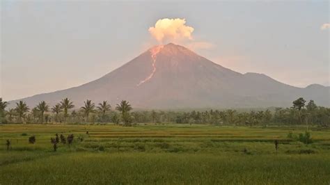 Gunung Semeru Alami Kali Letusan Selama Jam