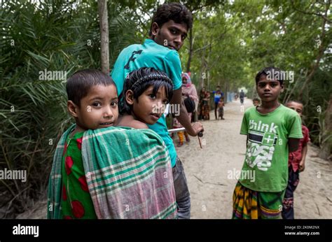 Voies De Transport Sur Les Barrages Près De Shyamnagar Les Habitants