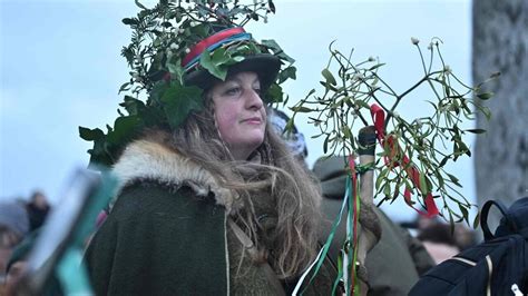 Tausende Menschen Feiern Wintersonnenwende In Stonehenge SN At