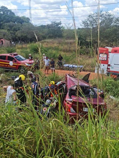 Estudante morre e três ficam feridos durante colisão entre carro e