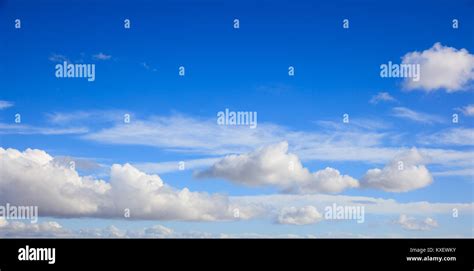 Cielo Azul Con Nubes Dispersas Fotograf As E Im Genes De Alta