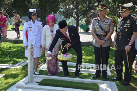 Ziarah Makam Peringati Peristiwa Bandung Lautan Api Republika Online