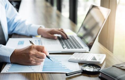 Eleganter Geschäftsmann Der an Seinem Laptop in Einer Kaffeestube Anal Arbeitet Stockbild