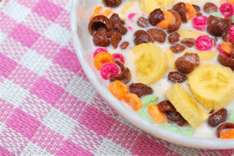 Gezond Graangewas Dat Met Fruit En Rozijnen Wordt Bedekt Stock Foto