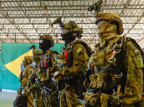 Adestramento De For As Especiais Treina Militares Para Salto Livre