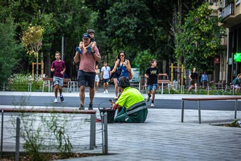 Escenas Inesperadas De La Superilla Del Eixample Fotos