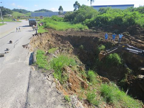 Ponte em Brusque começa a ser reparada após grande erosão