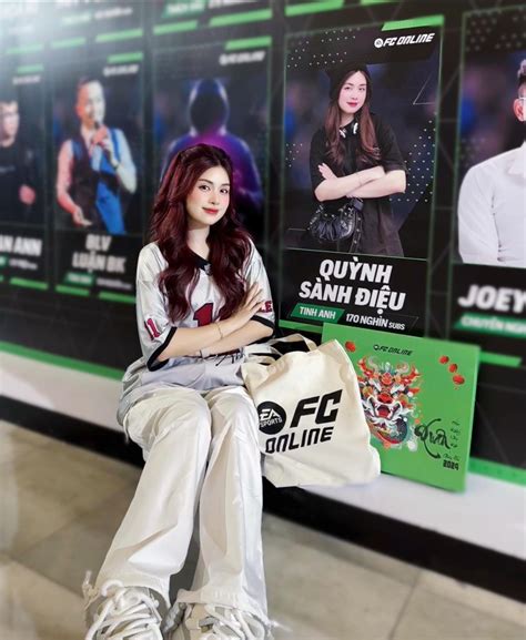 Danh tính hot girl mới nổi làng game lướt info cực đã mắt