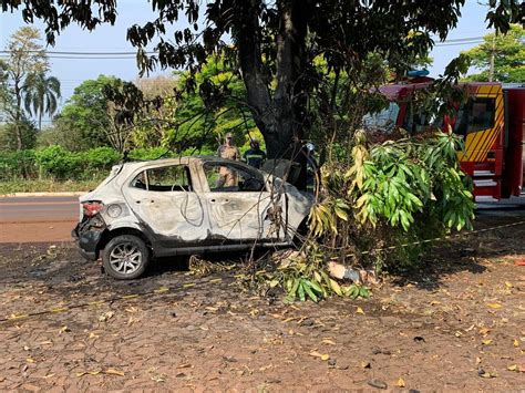 Motorista Morre Após Perder Controle Da Direção E Bater Carro Em árvore