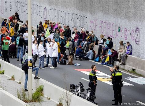 Politie Maakt Na Vijf Uur Einde Aan Blokkade A12 In Den Haag Nieuws Nl