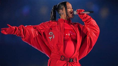 Rihanna Reveals Shes Pregnant At Super Bowl Half Time Show Bbc News