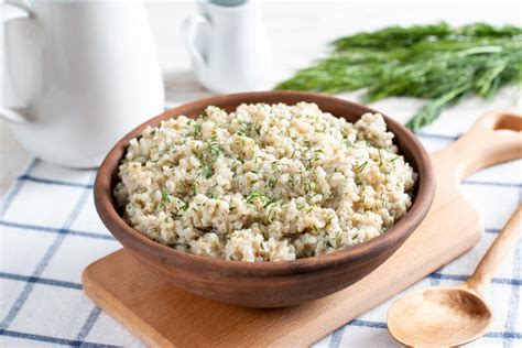 Avena De Cebada Con Eneldo Y Verduras En Un Bol Imagen De Archivo