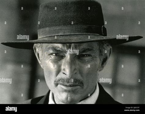 El Actor Estadounidense Lee Van Cleef En La Película Death Rides A