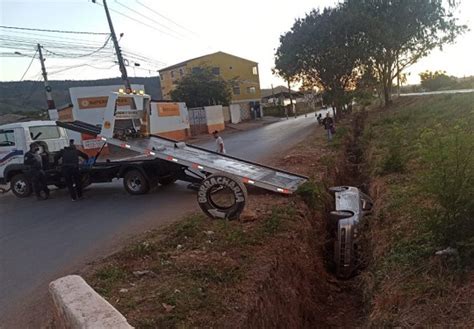 Motorista Perde Controle Da Dire O E Carro Cai Em Vala Na Bahia