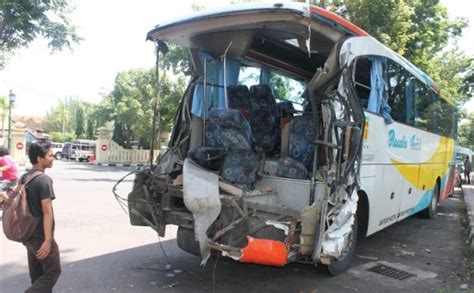 Tabrakan Bus Rosalia Vs Truk Tronton Penumpang Luka Luka Tribunjogja