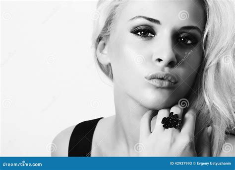 Belle Jeune Femme Fille Blonde Portrait De Monochrome D Art Image Stock