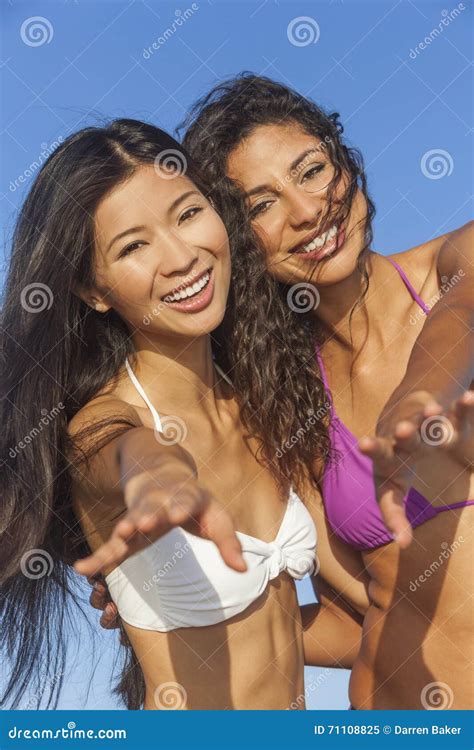 Belles Filles De Femmes De Bikini Riant De La Plage Image Stock Image Du Latin Homosexuel