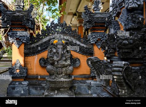 Estatua de Ganesha dios hindú con cabeza de elefante y tallas de