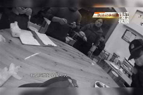 外卖小哥累到吃饭吃睡着，民警下了“强制休息令”